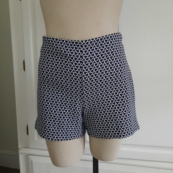 Vintage  NWT Banana Republic Navy and White mid rise shorts, size 2 - Picture 1 of 10